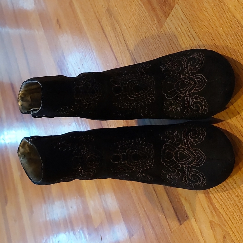 Andrew Geller black ankle suade boots
